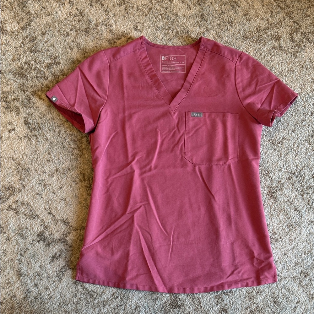 Figs Women's one pocket breast cancer pink